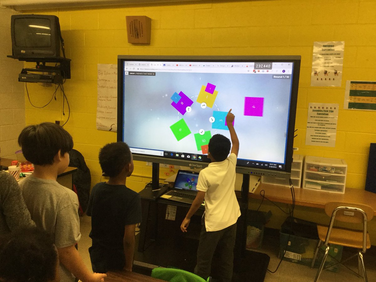 cleslions's tweet photo. Celebrating Digital Learning Day @College Lakes
#ClesStrong 
#DigitalLearningDay
#technology https://t.co/l11eih8TSY