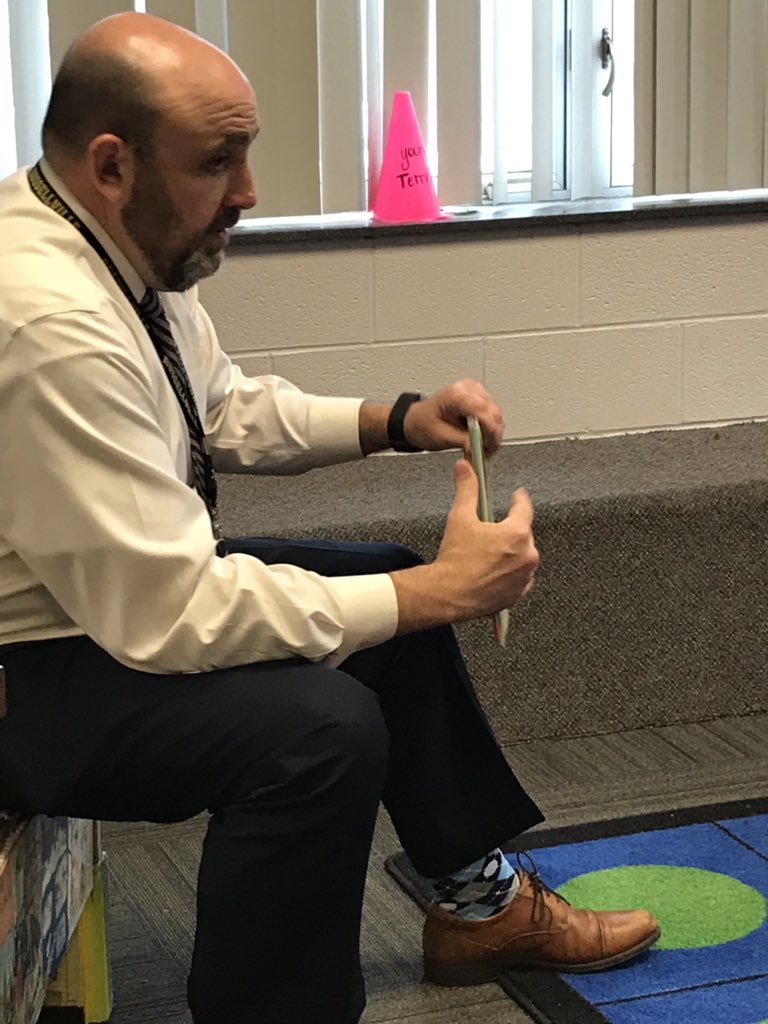 RVKWeRead's tweet photo. Exciting day at the SES library. Ms. Betty helped me unpack a book order and RHS principal Ben Bruni read to third graders. https://t.co/Lq3Dx5jCXW