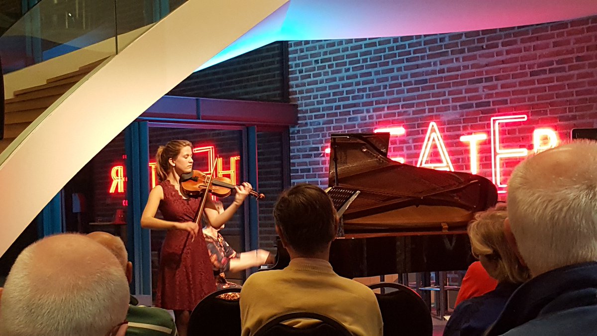 Pure cultuur. "Muziek onder de trap" in bruisend Nijverdal met  Chloë Elsenaar" en Alie Kruiselbrink". Strelend mooi.