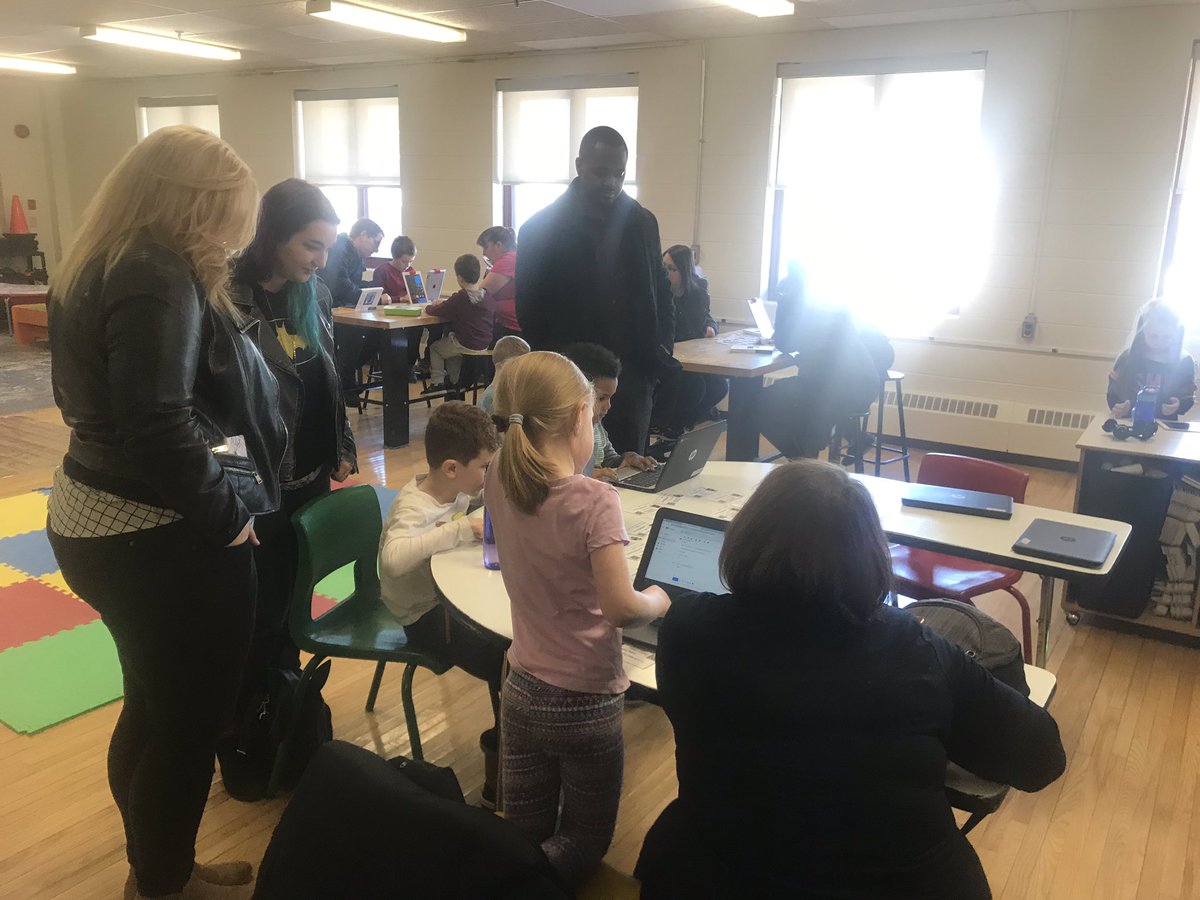 AlysonGeddes's tweet photo. We invited our families in for Digital Learning Day! My kids did not disappoint when teaching their parents all of their tech skills! @OfficialDLDay @TILTHRCE #SeeWhatIAmLearning @HRCE_NS https://t.co/svylg8ARm4