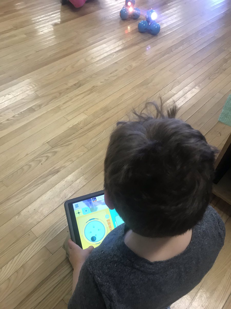 AlysonGeddes's tweet photo. We invited our families in for Digital Learning Day! My kids did not disappoint when teaching their parents all of their tech skills! @OfficialDLDay @TILTHRCE #SeeWhatIAmLearning @HRCE_NS https://t.co/svylg8ARm4