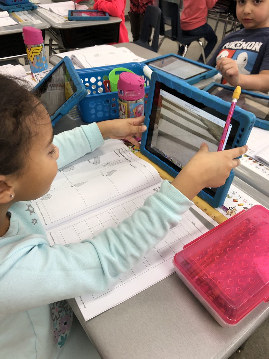 SECassidy1's tweet photo. Recording our 3D shapes! @SerenaHills_161 #D161learns https://t.co/MPCbWfL9qr