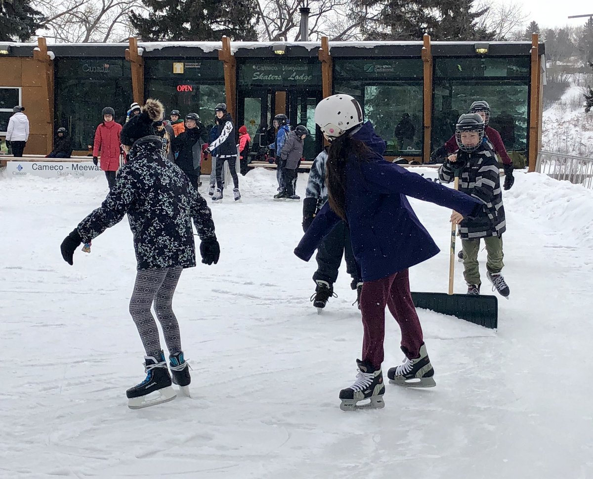 StoonPubSchools's tweet photo. These @BrevoortPark students are happy that the cold snap is finally over! Students hopped on a @stoontransit bus for a morning of learning downtown and then had lunch and skated at @Meewasin rink. #spslearn #move2grow https://t.co/88LRwQy9QL