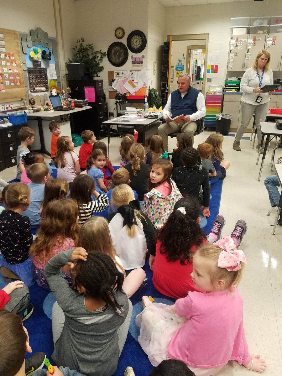 ramerchecksout's tweet photo. A HUGE thank you to Mayor Choat for coming to read to our students here at Paine Elementary for our Read Across America week. #painelearns #trussvillelearns https://t.co/1oE3AXaLUh