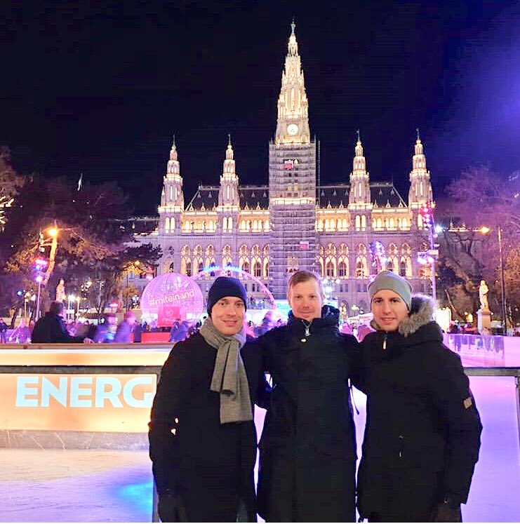 MarcoMatrone8's tweet photo. Lyhyt viikonloppumatka ja kunnon paikallinen Wieninleike ennen kuun loppurutistuksia tekee muuten välillä aika hyvää, suosittelen!😅 
Iso kiitos matkan järjestäneelle paikallisoppaalle😎 #koskisenpakettimatkat #seniorit #Wien #eurofutis #parastapaikanpäällä #kiinteistönvälittäjä https://t.co/rtst8MiNv2