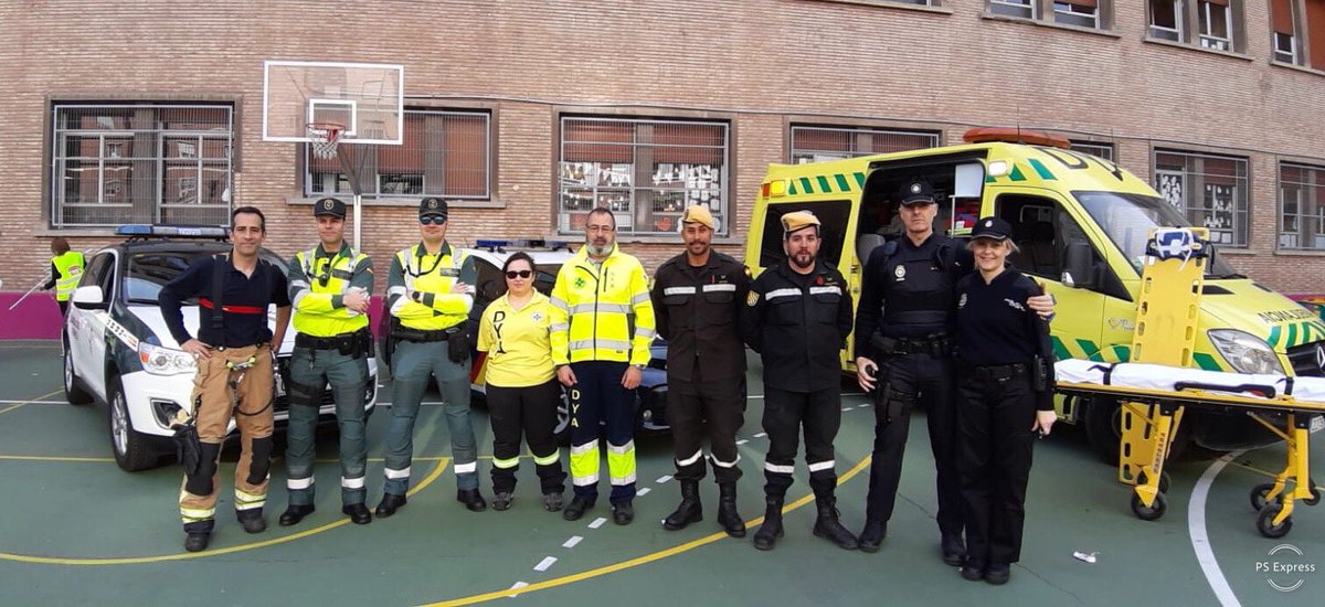 Está tarde estamos en el Colegio Nuestra Señora del Carmen -Carmelitas- Junto con el resto de servicios de #emergencia de Aragón.