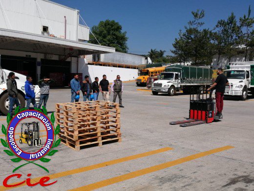CIECapacitacion's tweet photo. 28/Febrero/19
 #Curso de #capacitación Teórico-práctico "Operación segura de patín eléctrico" 
Empresa: Aguacates #Chahena 
planta #Uruapan #Michoacán
#CapacitaciónCIE  #STPS #FelizJueves https://t.co/sJB7VcvPDv