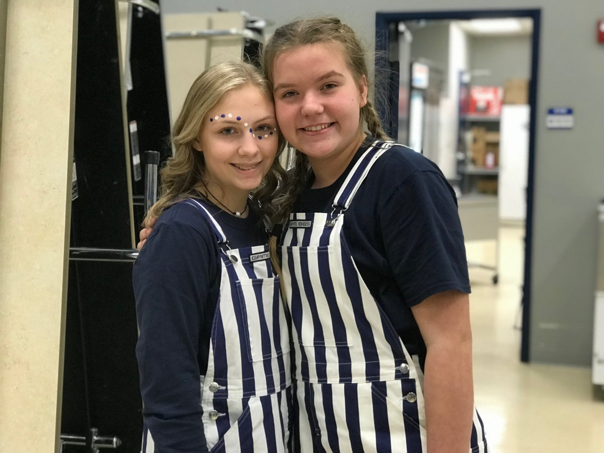 DMCAthletics's tweet photo. DMC is ready to go cheer our girls on to victory!
#dmcgirlsbb #extremespirit #schoolspirit #golions #tournamenttime https://t.co/hj7ALSRuRe