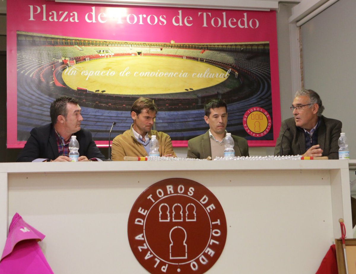ddominguin's tweet photo. Hoy nace una nueva Asociación Taurina. “Escuela Taurina de Toledo”. Una charla de inauguración con Juanjo Losana presidente y @Eugeniodemora @litivega y @diegohumanes Lleno en la sala Domingo Ortega, les deseamos una buena andadura en este esperanzador camino...@etdetoledo https://t.co/T9FtW7kOW0