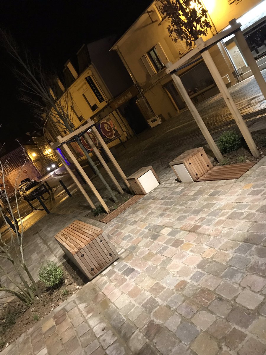 VilledeVernon's tweet photo. 🚧 🏗 Les travaux de requalification de la RD 6015 en véritable boulevard urbain se poursuivent avec la mise en lumière 💡 ce soir de la Place Chantereine. 

👉 Une belle réussite qui valorise le patrimoine de #Vernon comme le souhaitent @FOuzilleau &amp; @SebLecornu https://t.co/tBjRak942k