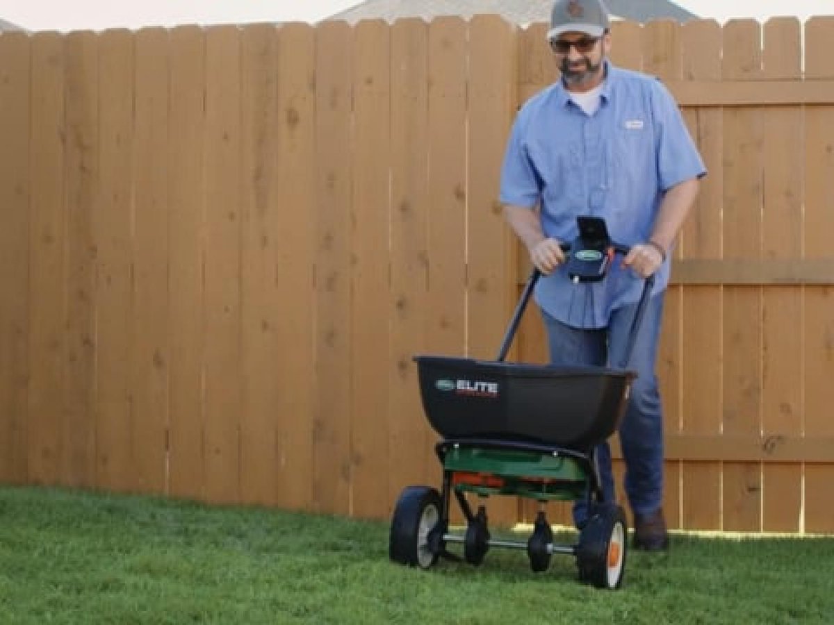 Know more about the new @ScottsLawnCare ad by <a href="/BandolierMedia/">Bandolier Media</a>: Lawn Whisperers Season 3 j.mp/2H8e2gj