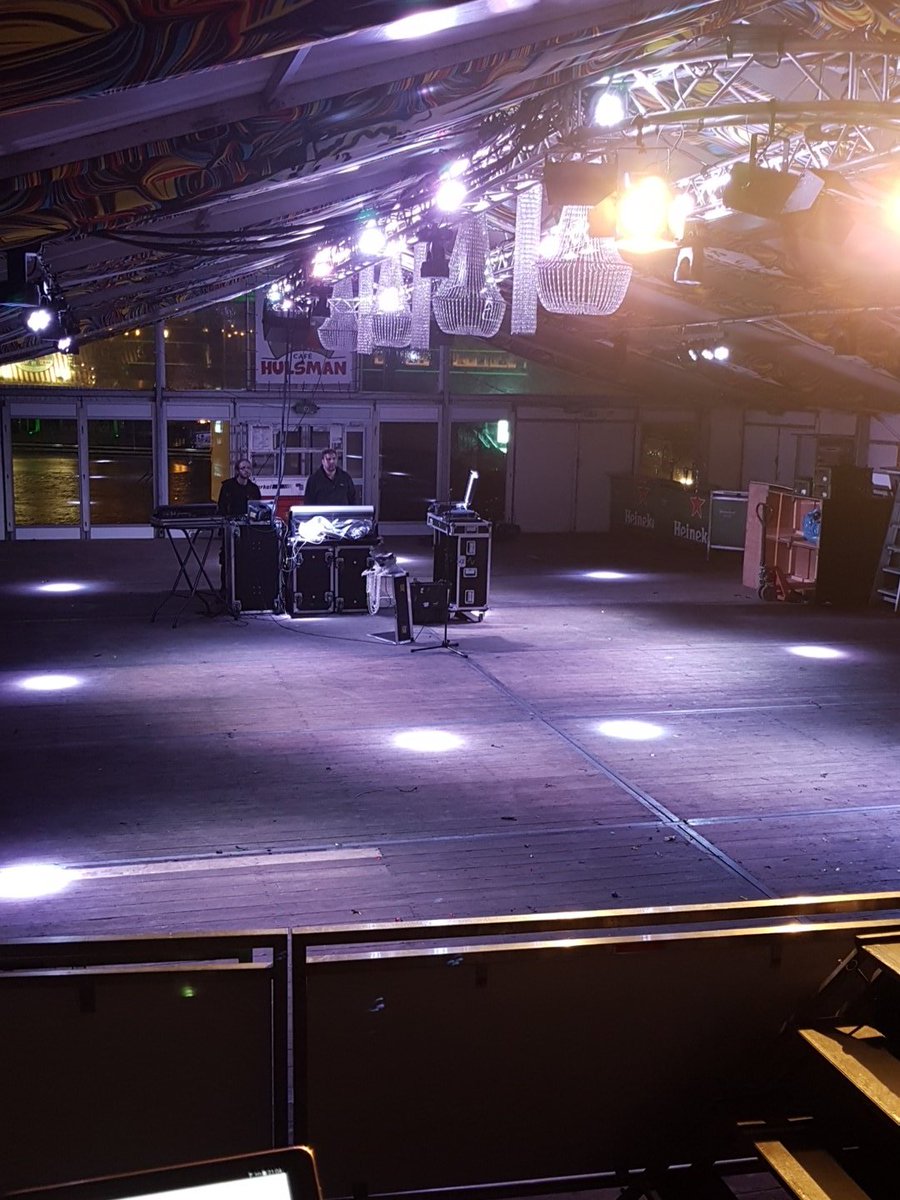Groëte oet de feesttent van <a href="/Hulsmanvenray/">Hulsman</a> Soundcheck in volle gang! <a href="/depielhaas/">De Pielhaas</a>