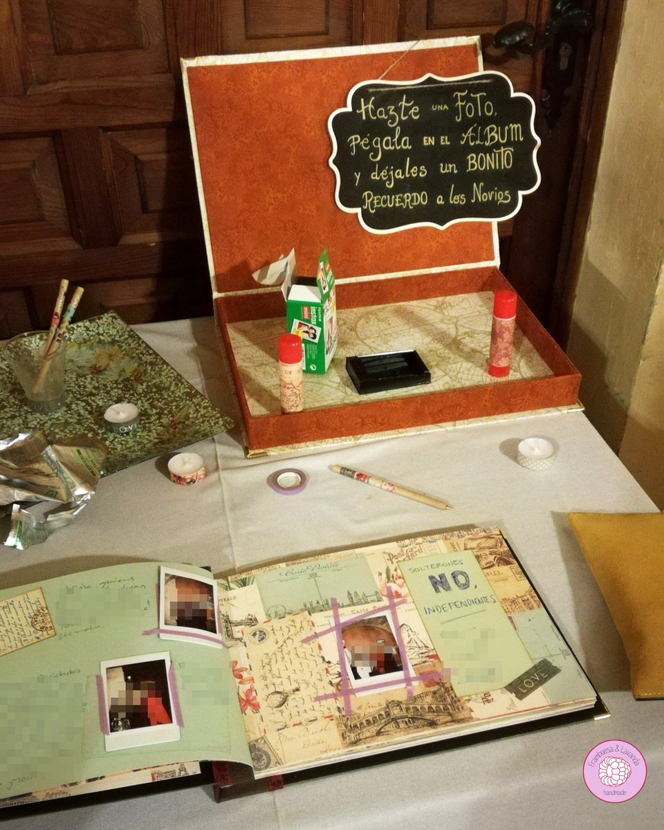 Nos encanta recibir #fotos de nuestros #libros in situ! Y lo genial que queda todo montado y los invitados tan molones que hay! #librosfirmas #albumfotos #bodas #wedding #celebraciones #librospersonalizados #handmade #hechoamano #original #diferente #exclusivo #FrambuesayLavanda