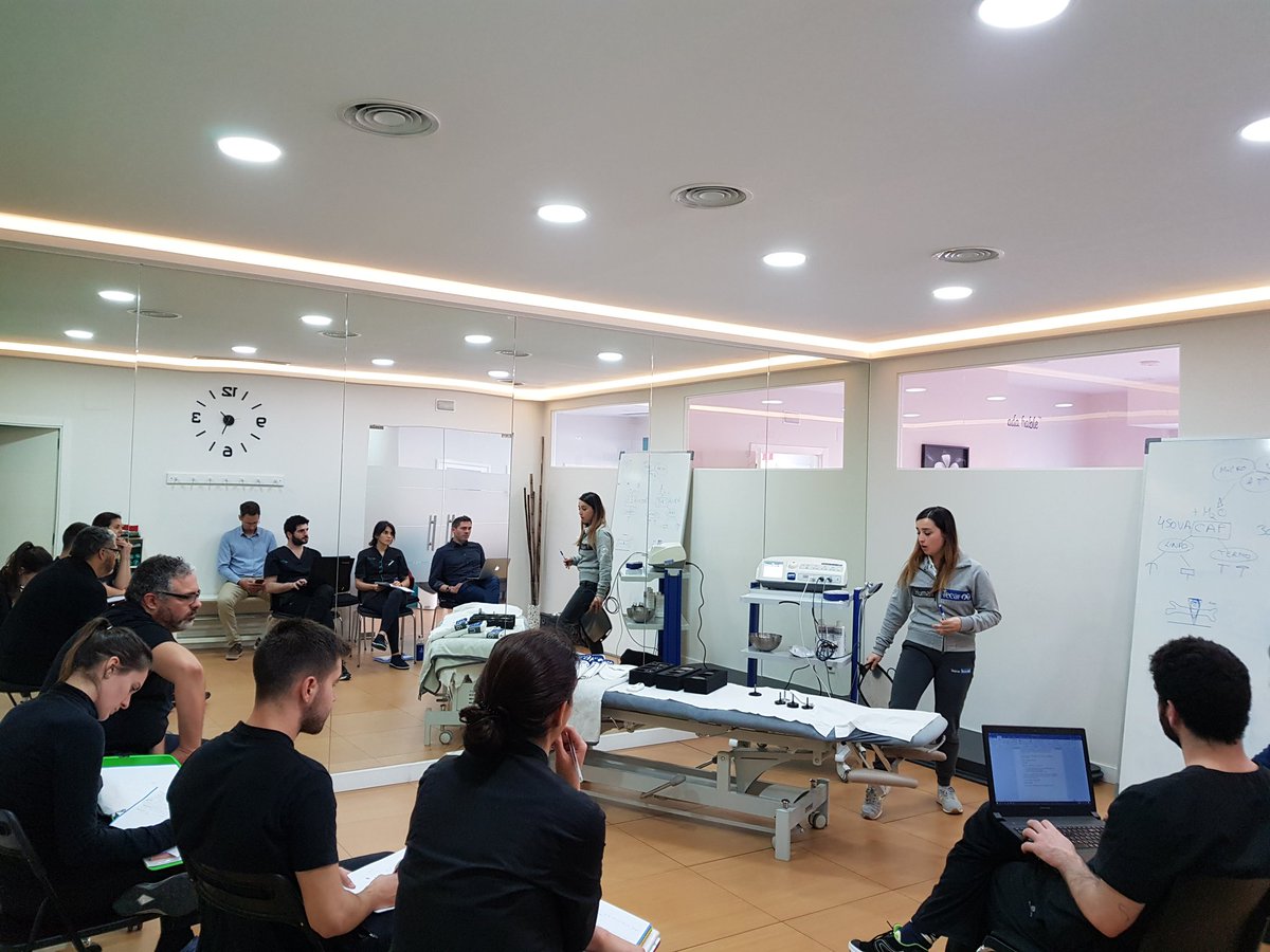 Raquel_Physed's tweet photo. Nuevas técnicas, nuevas formaciones. Los fisios de @clinica_physed siempre actualizando 😉
#Fisioterapia #formacion #ponunfisioentuvida https://t.co/H8cFdKGJyO
