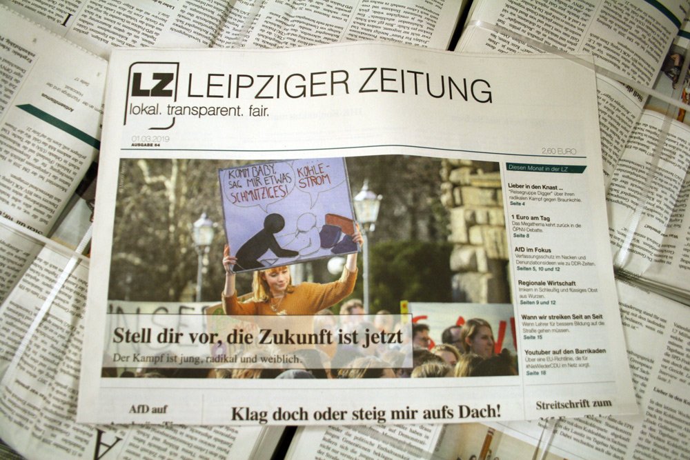 Leipzig_Zeitung's tweet photo. Die neue @Leipzig_Zeitung Nr. 64 ist da: "Kopf hoch" oder "Stell dir vor, die #Zukunft ist jetzt ..."  

https://t.co/5ucjTc3Gw2

#Braunkohle #Kohlefrei #landtagswahl #AfD #Verfassungsschutz #Umwelt #Bienen #Wirtschaft #LZ64 #bafög #Lokaljournalismus #Sachsen #Leipzig #Dresden https://t.co/AtRW1NBTwF