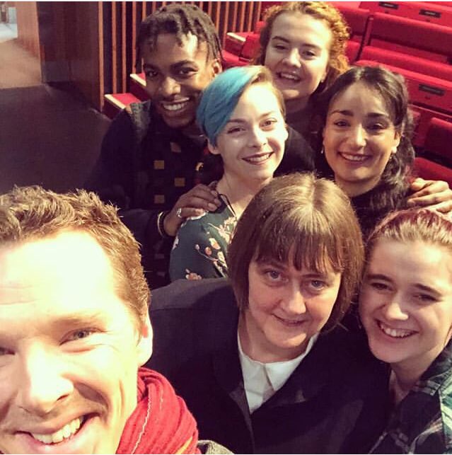 BCumberbatchFR's tweet image. Les élèves de la LAMDA et la nouvelle directrice de la LADMA Sarah Frankcom avec Benedict Cumberbatch :