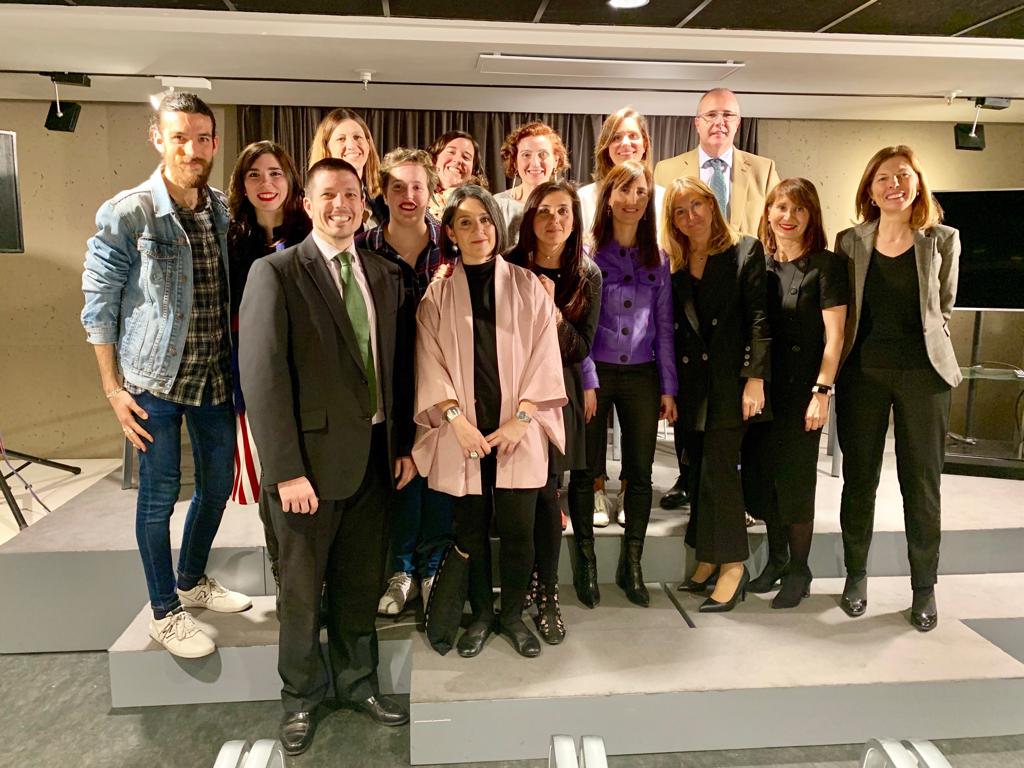 USPCEUHumYCom's tweet photo. La familia #humycomita liderada por nuestro Decano @jmlegorburu arropa a @msanvalle en la presentación de su libro 'Marketing y Comunicación de Moda, Lujo y Lifestyle' https://t.co/2azIkSzjXA