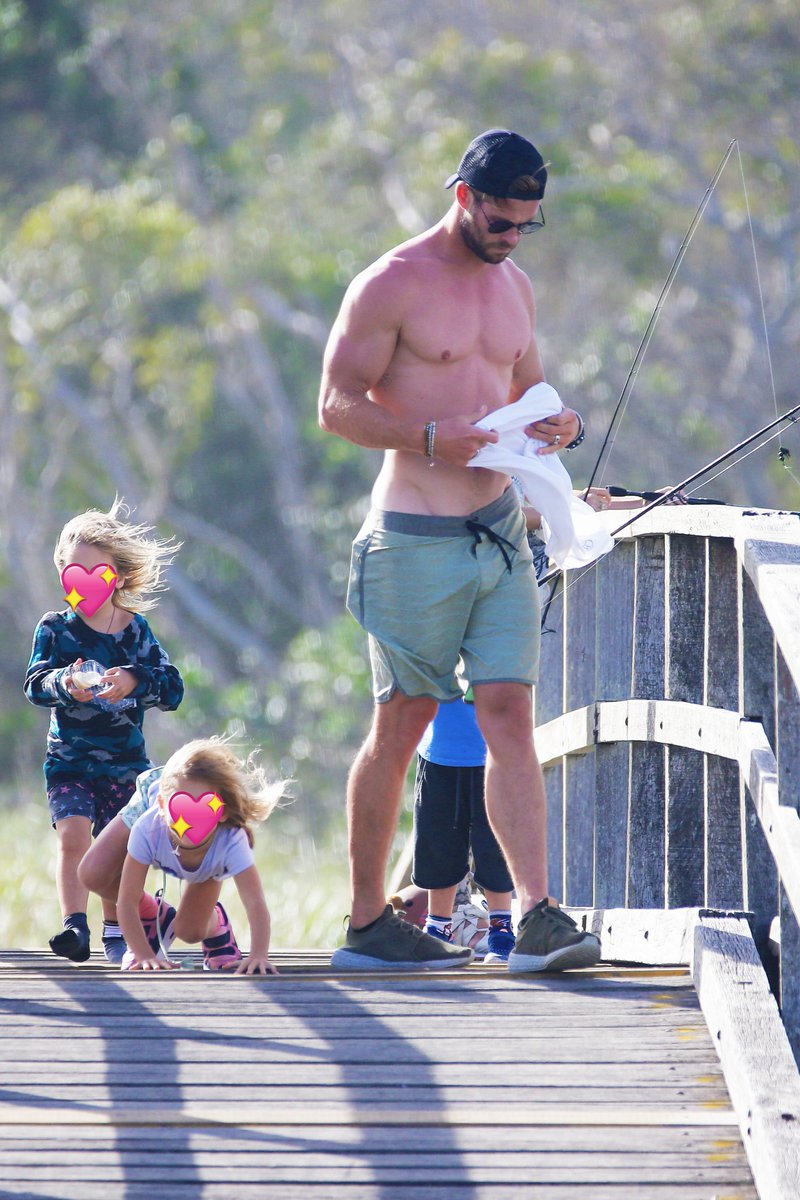 Chris Hemsworth, Elsa Pataky e filhos pescando em Byron Bay, dia 25/02.pic....