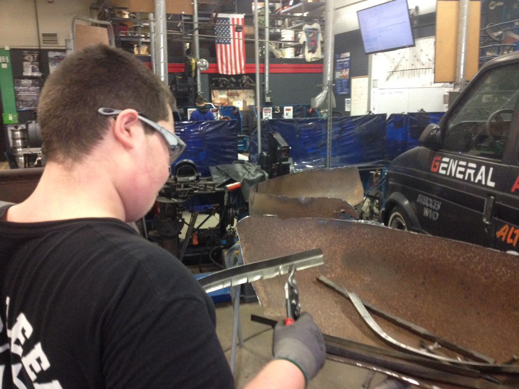 btbgas's tweet photo. Lucas, Bill, Jordan, Josh, Denver&amp;Brock using a sheet metal shrinker to radius the fender flanges to be welded https://t.co/Q4V2Qm6jkI
