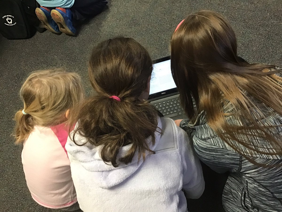 54Mr_Meyer's tweet photo. Who better to teach how to use @GoogleForEdu tools than the 5th Graders @CollinsSchool54? @LejmansTerms 1st Graders were in awe about their newfound knowledge about #everythinggoogle. Great way to end #DLDay. #teamcollins #Innovate54 https://t.co/Q5HY8ID5Aj