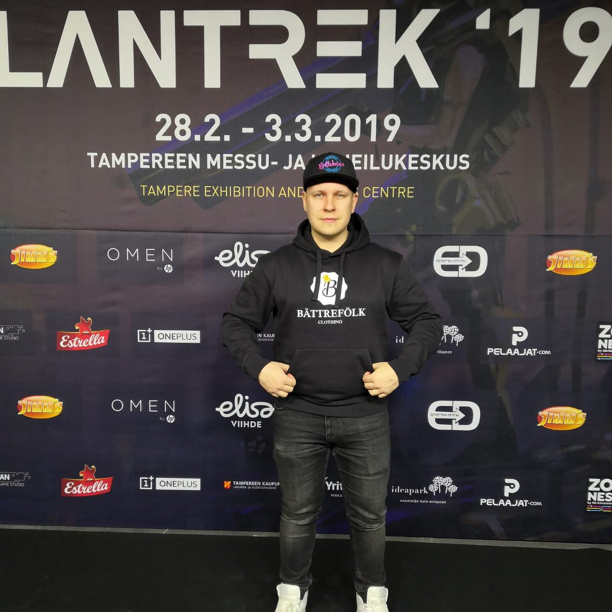 KiheGaming's tweet photo. Käytiin vähän näyttämässä uutta hupparia lantrekeilla @hubinalle kanssa. Huomenna taas molemmat paikalla haastamassa kumppaneita ja tuttuja. Laita koodia jos haluat tulla moikkaamaan! ✌🏼😎 @LanTrekRy #lantrek #esportsfi #jimmspcstore #ymcaesports https://t.co/BdQ3un97Qy