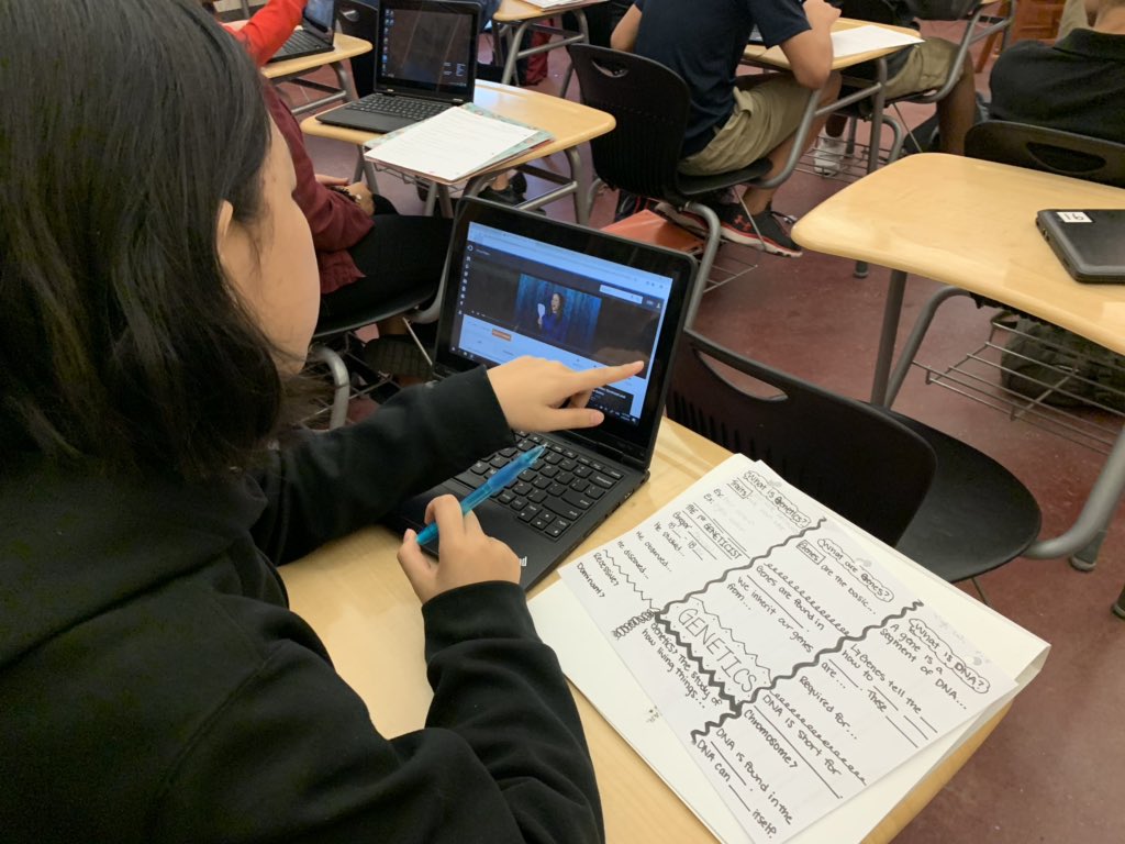 MichelleA_SPARK's tweet image. Ms. Fojtik’s 8th graders @StormGroveFever use their digital textbook from @DiscoveryEd to learn about genetics.  #DLDaySDIRC #TechInSDIRC @IT_SDIRC @IRCSchools