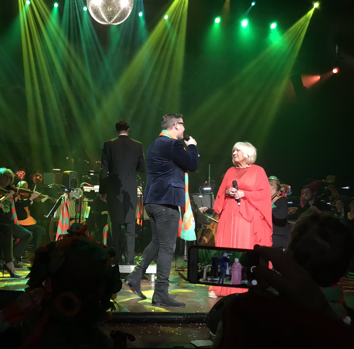 Prachtig kippenvel: ambassadrice van het #levenslied #willeke #albertie tijdens het #kruikenconcert #trots #tilburg @TheatersTilburg #carnaval