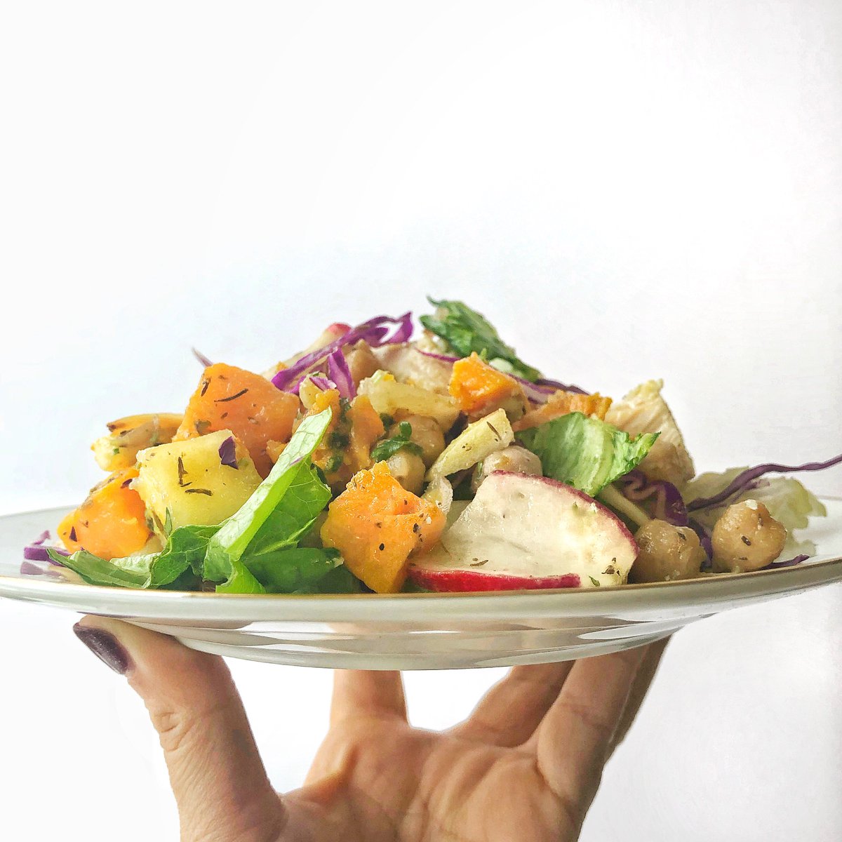 This counts as a 🏋️‍♂️ daily lift, right? ⁣
⁣
We're taking ingredients from those warm months and blending them with this cold winter for our Winter Chopped Salad. Feel good about those workout goals with fueling yourself with #realfood. You deserve it!⁣