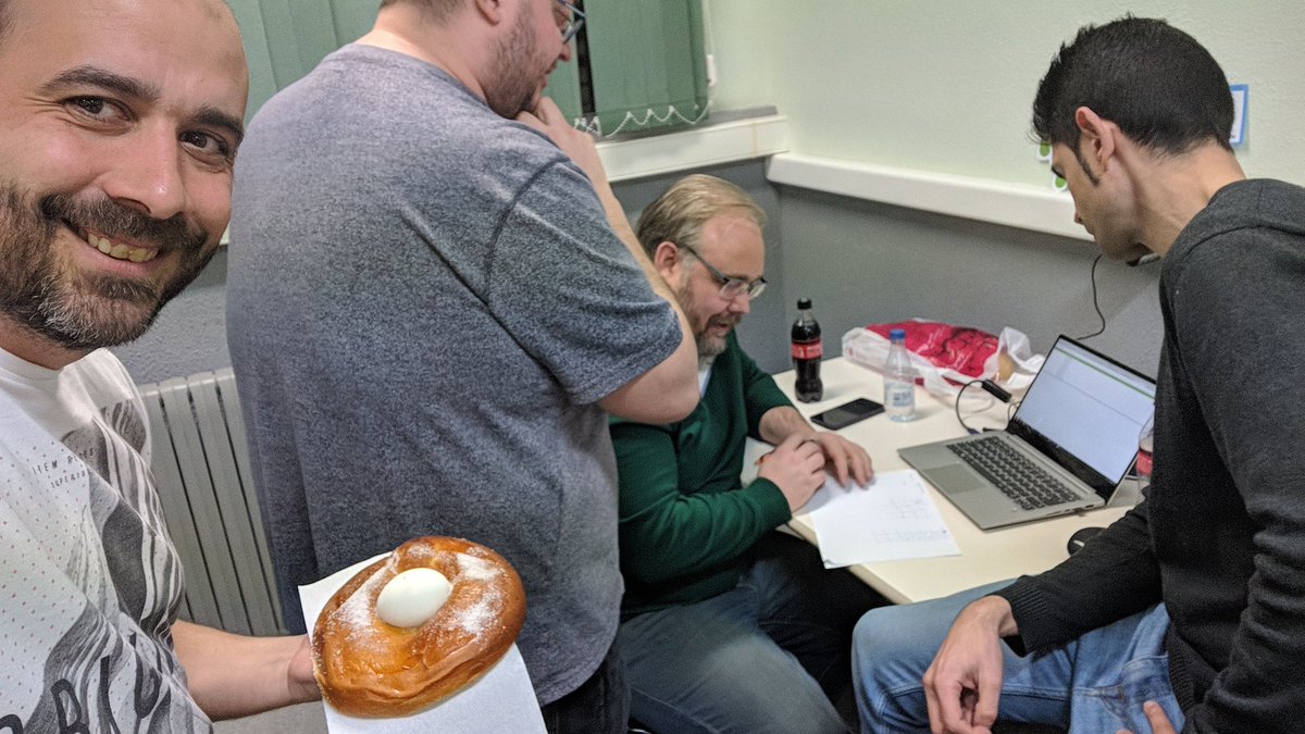 alfonso_ng's tweet image. Nuestra primera puntuación fue 2 que sirvió para inaugurar el marcador del HUB @esiiab del @Google #hashcode2019 y nos comimos la mona de #jueveslardero ¿Cómo terminaremos? 😅