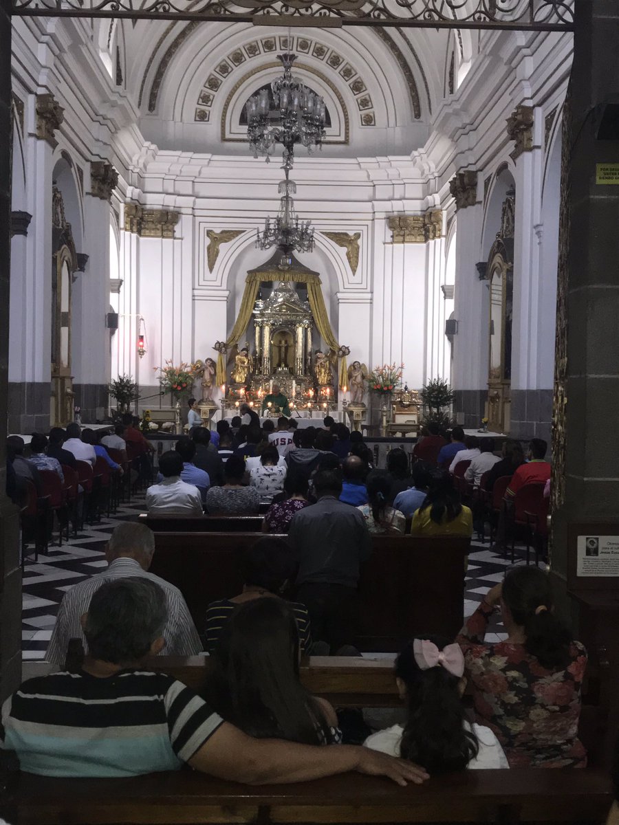 PasionRojaGT's tweet photo. MOMENTOS de la Eucaristía en memoria de los #AngelesROJOS en Catedral Metropolitana, hoy tuvimos la grata sorpresa de la presencia de los papás y familia del conejito 🐰 Jonny Aldana! Además de los feligreses que nos acompañaron! https://t.co/Ybpsvn7PRu
