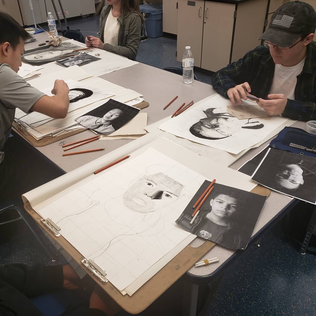 MrsStanleyArt's tweet photo. Portraits w/ young & old! High school drawing students working on large scale self portraits & 1st attempts @ formal portraiture by 3rd graders. So much fun to see the beginning & later skills of portrait drawing all in one day! #highschoolart #elementaryart #frombeginningtoend https://t.co/VzwGIhTOmY