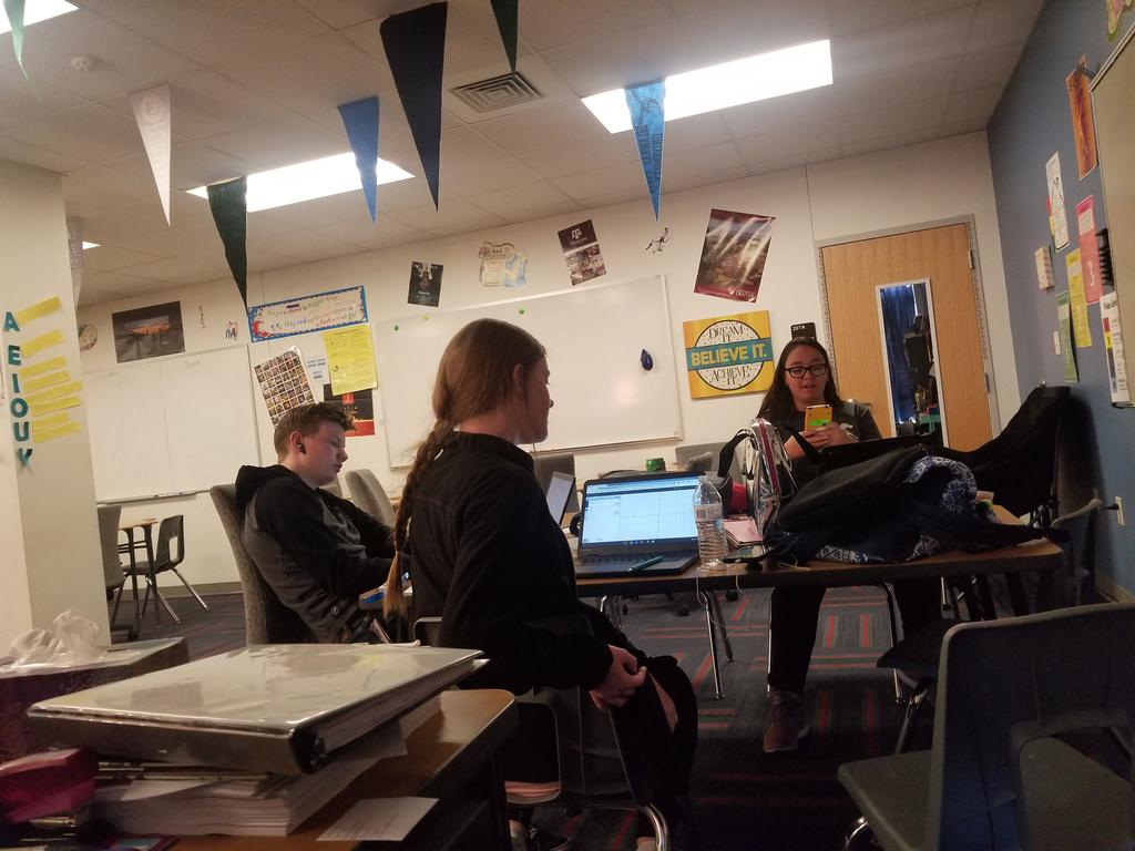 OCTECHSAVID's tweet photo. Collaborative study group during my conference period. #ThisIsAVID #AVIDCSG https://t.co/qgciIRUvsx
