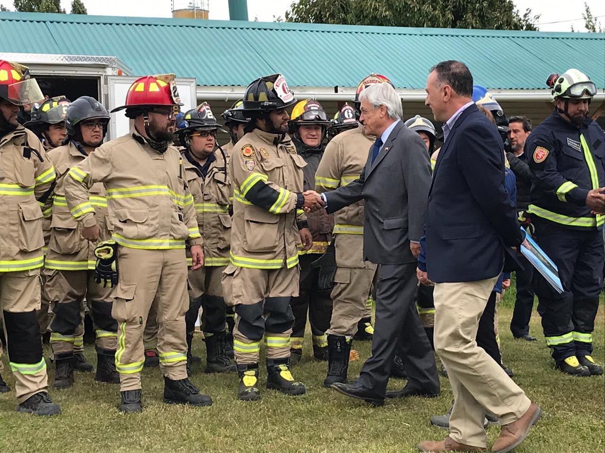 Un gobierno cercano a la comunidad, junto a nuestro Pdte. <a href="/sebastianpinera/">Sebastian Piñera</a> y primera dama <a href="/ceciliamorel/">Cecilia Morel Montes</a> desplegados en #Cochrane brindando soluciones inmediatas a los pobladores  afectados por Incendios Forestales! <a href="/MinMujeryEG/">Ministerio de la Mujer y la Equidad de Género</a> <a href="/segegob/">jaim</a>