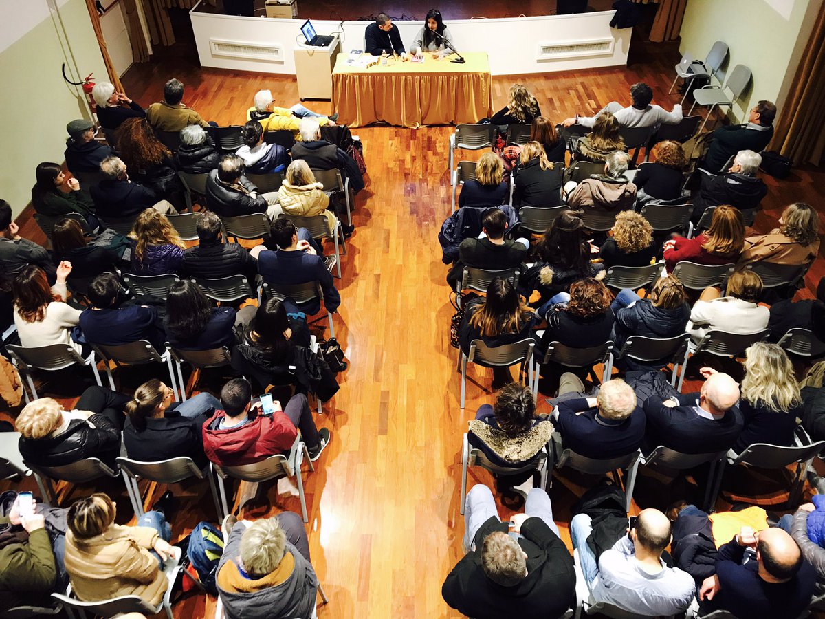 premiovolponi's tweet photo. Grande partecipazione a #MonteVidonCorrado per il primo incontro con #HelenaJaneczek 

#premiovolponi #gerdataro #robertcapa #mariodondero #laragazzaconlaleica https://t.co/fBxUZDb7Gp