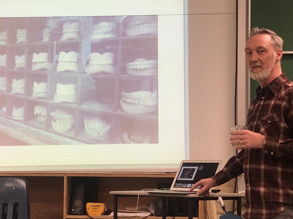 T’s walking by are wondering, “What is Leyton sharing now?” #zoomin #thanksleyton #collabdaysd74