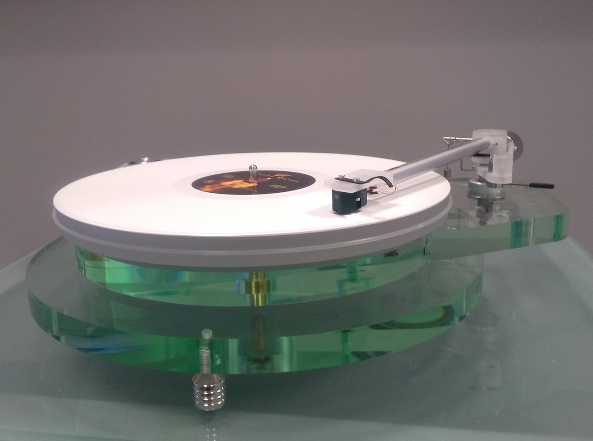 ConnyDrivemark's tweet photo. No IR. No RS232. No IP. No API. Not even I/O. But still I love it. Sounds so so great! Bought some new LPs today! #icon #iconscandinavia #roksan #radius7 #bengans https://t.co/I5hSRDvdSD