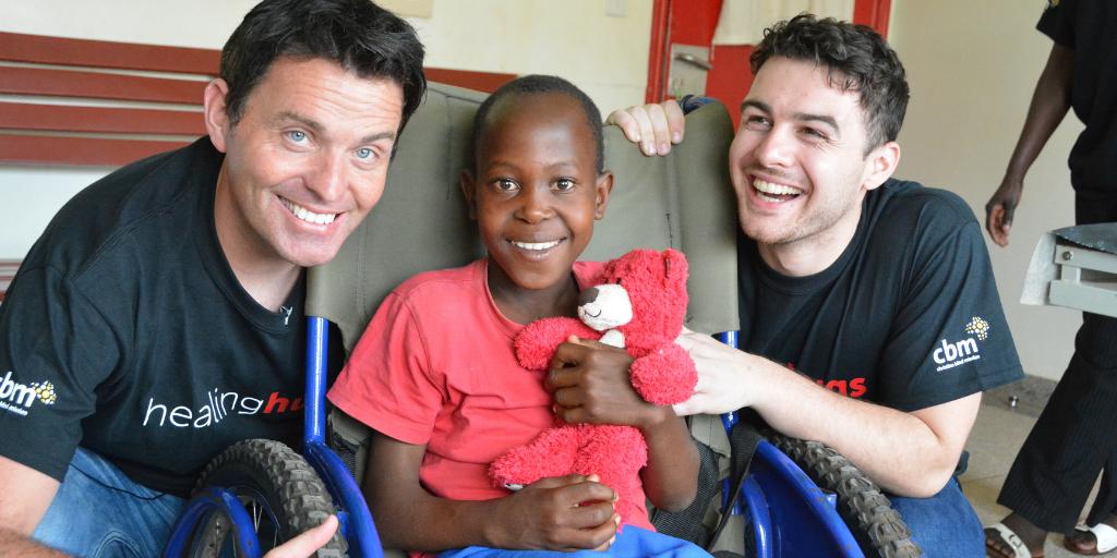 HopeHealingIntl's tweet image. This #TBT we reflect on an incredible week spent with Ryan Kelly and Michael O’Dwyer from @CelticThunder in Uganda last February. 
Thank you for putting a spotlight on what a #healinghug can do to change the life of a child. @RyanKellyMusic @mikepaul_music healinghugs.ca
