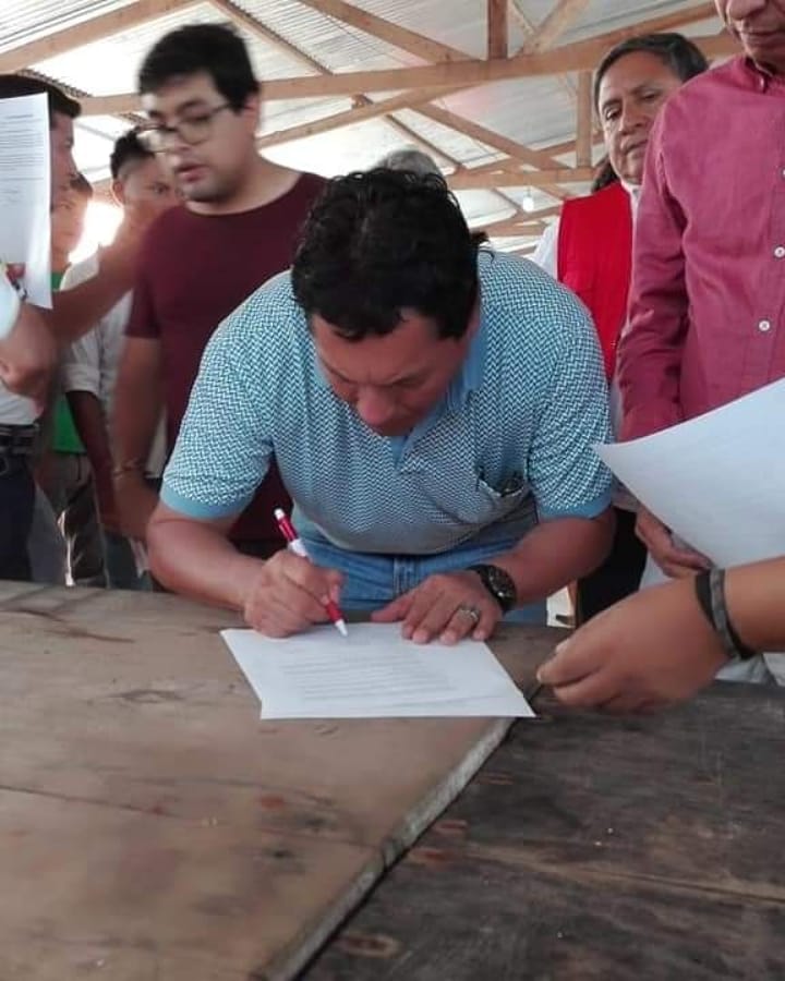 goreloretoperu's tweet photo. Gobernador de la región, junto a comitiva del Premier Cesar Villanueva, lograron sellar el acuerdo para reiniciar las operaciones en el Oleoducto Nor Peruano. https://t.co/zkDlhVNksI