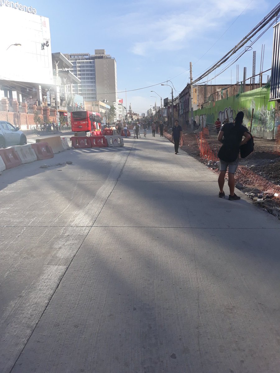 Manteniendo en frontis del Mall de carros de comida irregular   <a href="/Duranbaronti/">Gonzalo Durán</a> <a href="/Muni_Indep/">Municipalidad de Independencia</a>