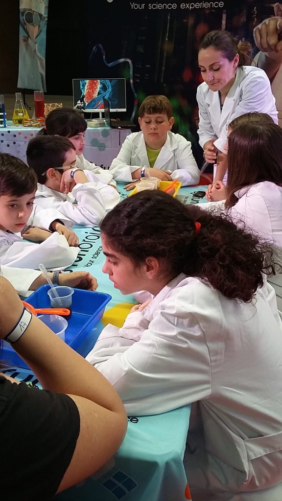 SegimonComas's tweet photo. @yomobcn @mSchools_MWC Ciència i tecnologia al servei de l’aprenentatge amb els alumnes de Cicle Superior. #STEAM #projectesdecentre @xarxaCb https://t.co/qhDgCgX8KW