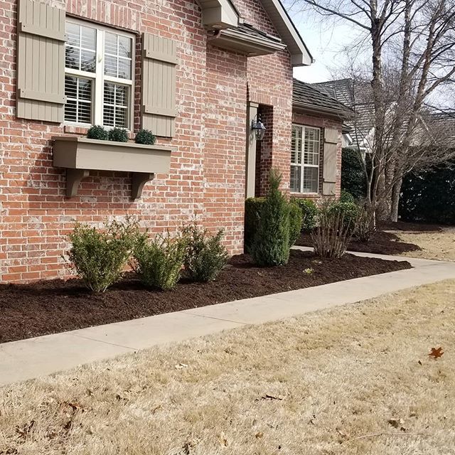 New mulch looks fresh and clean for spring! #mulch #landscaping #nwa #spring #rogersar #flowerbed #brownmulch ift.tt/2NAGF6M