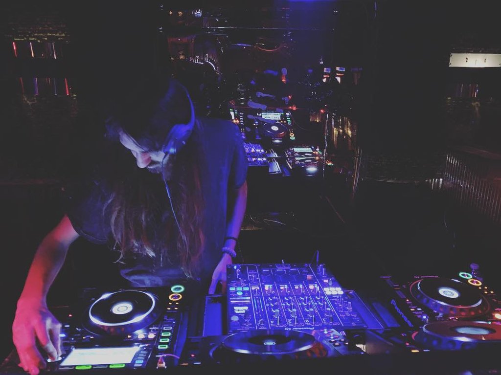 #TBT to our last <a href="/OutputClubBK/">Output Club</a> event EVER in The Panther Room on #NYE with Alex Raouf. Have you heard his latest single on <a href="/NERVOUSRECORDS/">Nervous Records</a> 'Get Paper'??? Give it a listen on any of your favorite platforms now!
__
#TechnoMusic #Techno #HouseMusic #Brooklyn #House #NervousRecords