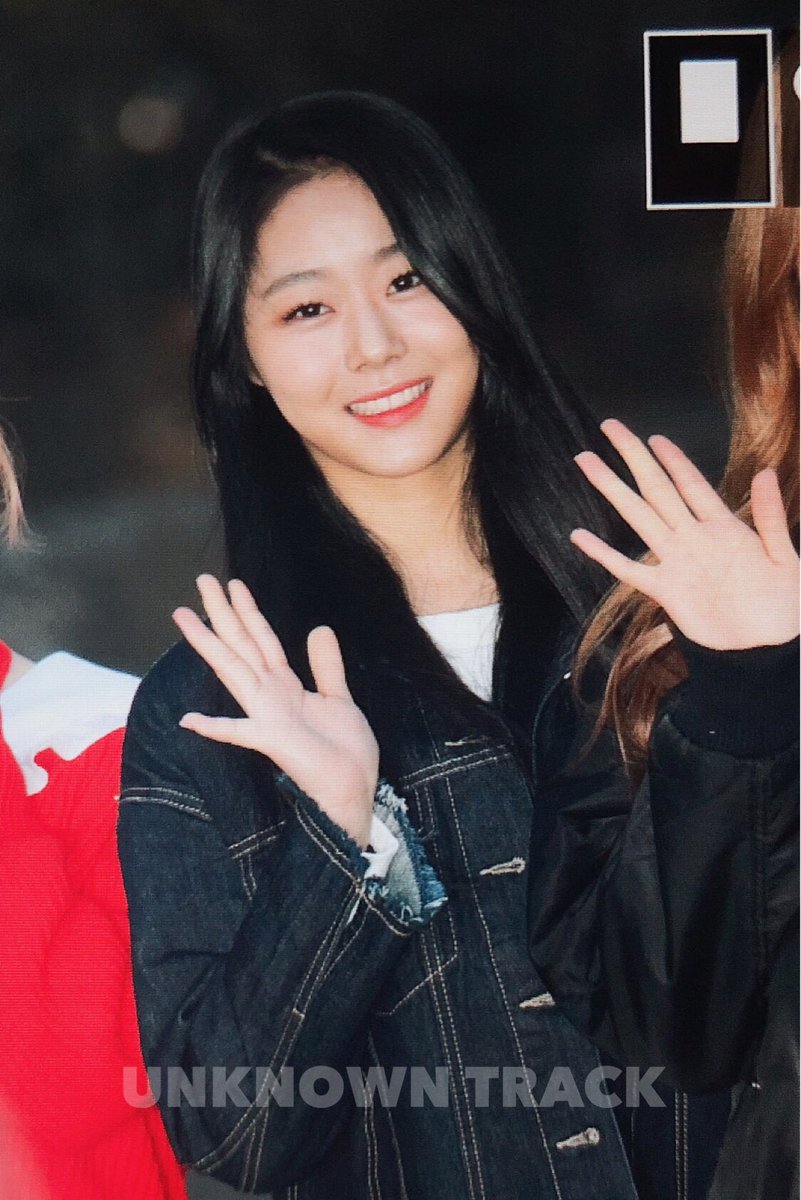 UnknownTrack313's tweet photo. 190301 뮤직뱅크 출근
#체리블렛 #CherryBullet #채린 https://t.co/1Ns3MXSZYp