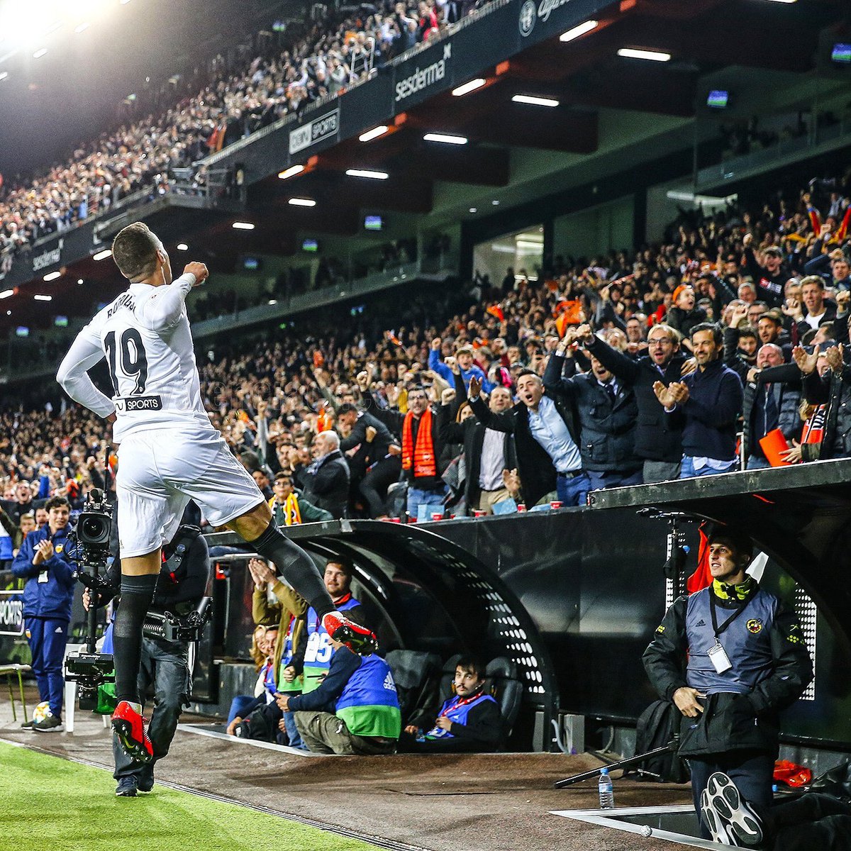 luc_1008's tweet photo. FINALE!!🔶🦇🏆 #VCFRealBetis  #VolemLaCopa #AmuntValencia https://t.co/1mbZMXpdfq