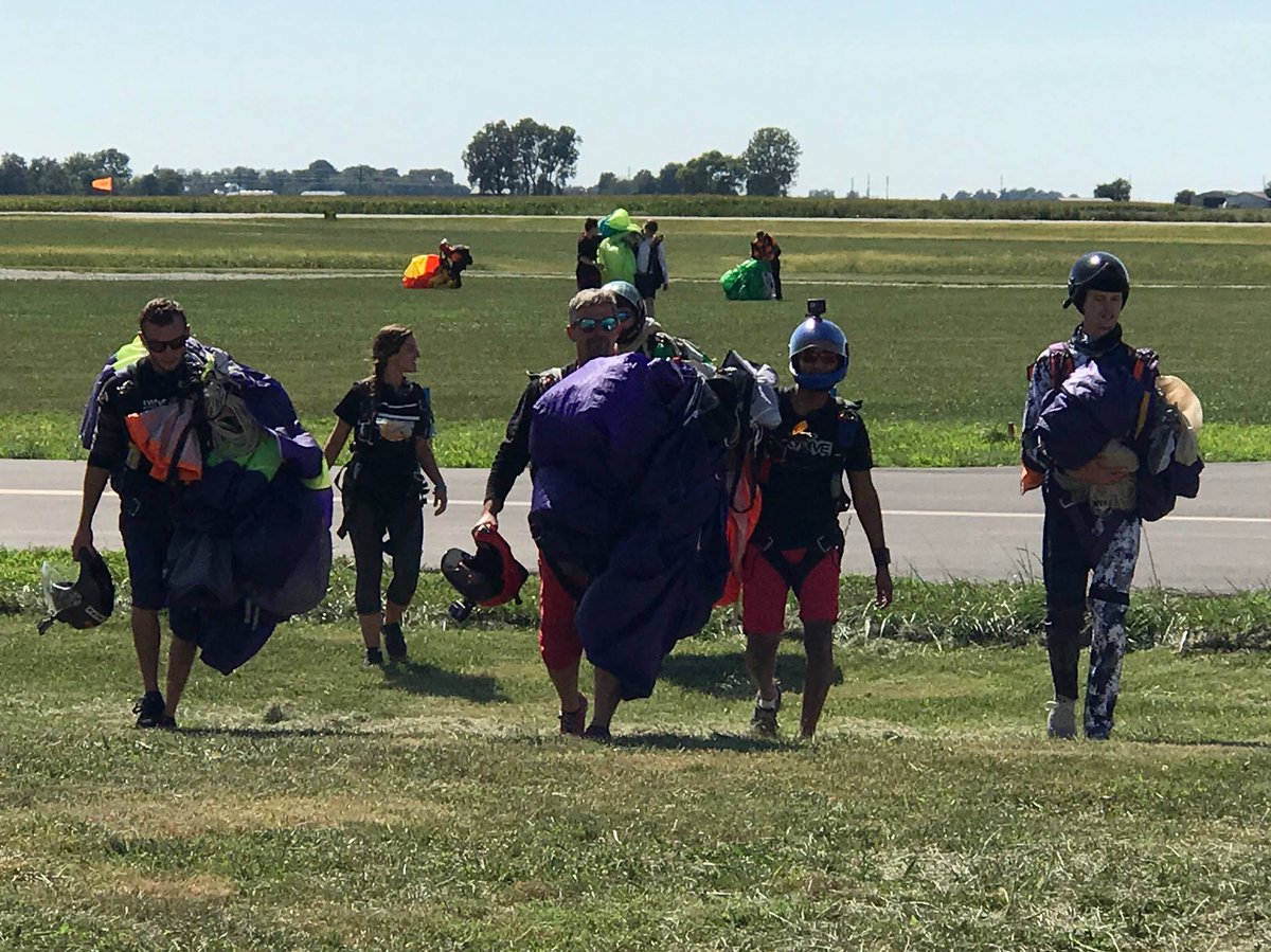SkydiveINDY's tweet photo. #TBT #CoolKids #LifeGoals #FunJumpers https://t.co/B8OwBtKFsW