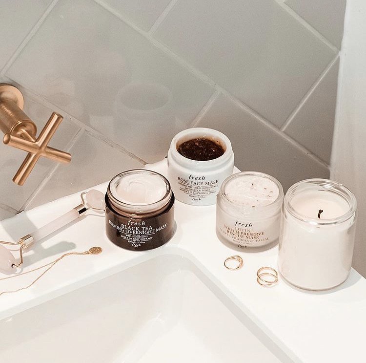 FreshBeauty's tweet photo. Necessary winter wardrobe = the fresh mask variety. We’re #bingemasking tonight with:
💙 Lotus Rescue Mask: to gently exfoliate and refresh skin
🌹 Rose Face Mask: to hydrate and tone skin
💤 Black Tea Overnight Mask: to nourish and firm skin while you sleep
#regram @ymorbeauty https://t.co/ExIDTxxq1u