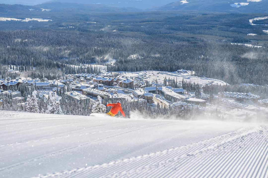 Whether you stay in a budget-friendly hostel like <a href="/samesunnation/">Samesun Backpackers</a>, a family-friendly hotel like <a href="/KanataInns/">Kanata Inns</a>, or a lakeside resort like @EldoradoKelowna, you'll be less than an hour from <a href="/BigWhite/">Big White Ski Resort</a>: ow.ly/e4km30nSszg #exploreKelowna IG 📷: andrewjaybw via skibigwhite