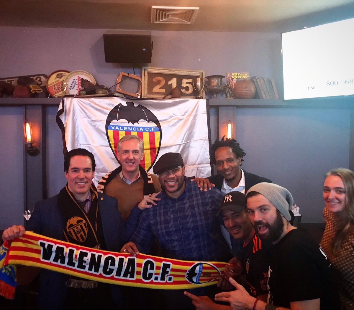 Valencia_CF_NY's tweet photo. The celebration is continuing.... Amunt! 🦇
#VolemLaCopa #Amunt #ValenciaCF #VCFNY #NYC #VCFRealBetis #PenyaVCFUSA #CopaDelRey ⚽️🇪🇸🏆👑 https://t.co/Nkh1VUIeYE