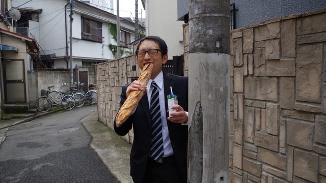 張り込み中の刑事が、あんパンじゃなくてフランスパンを食べたら