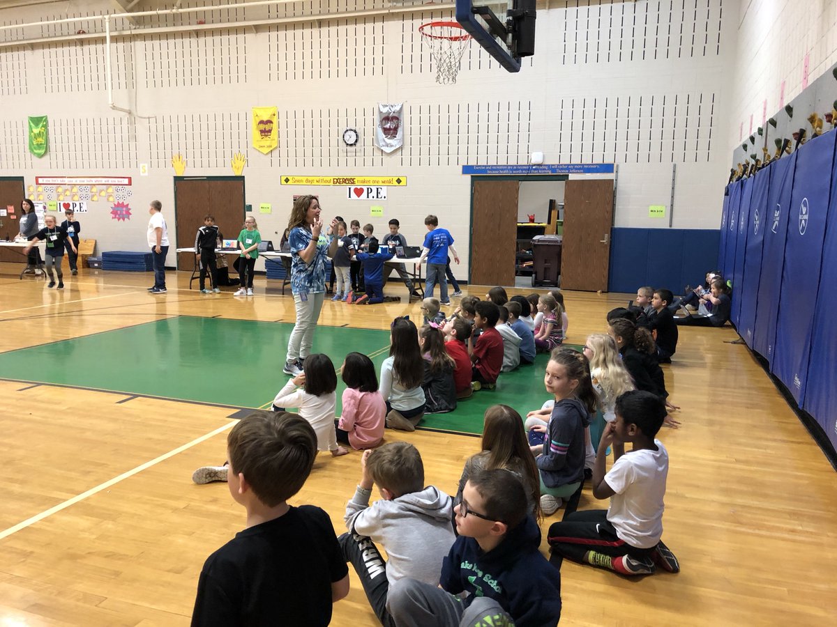 angietsmith's tweet photo. @JamieWampler2 and @AnnFerenbach taught students about native animals of Johnson City. So much student engagement at this station! #JCSDLD @LakeRidge_JCS #jc150 @OfficialDLDay https://t.co/RJod7GrsAM